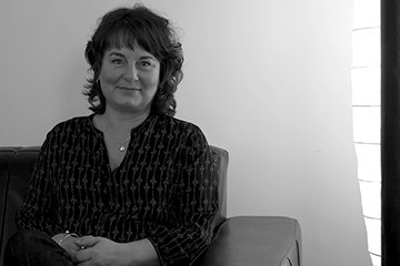 Psykolog Sofia Irnell i soffan på mottagningen.