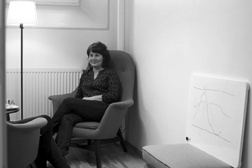 Sofia i fåtöljen i behandlingsrummet